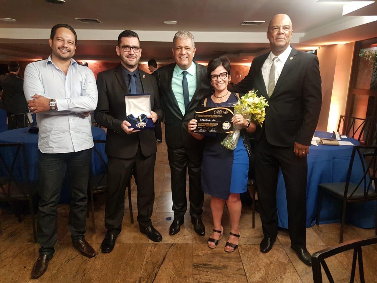 Alê Silva recebendo homenagem