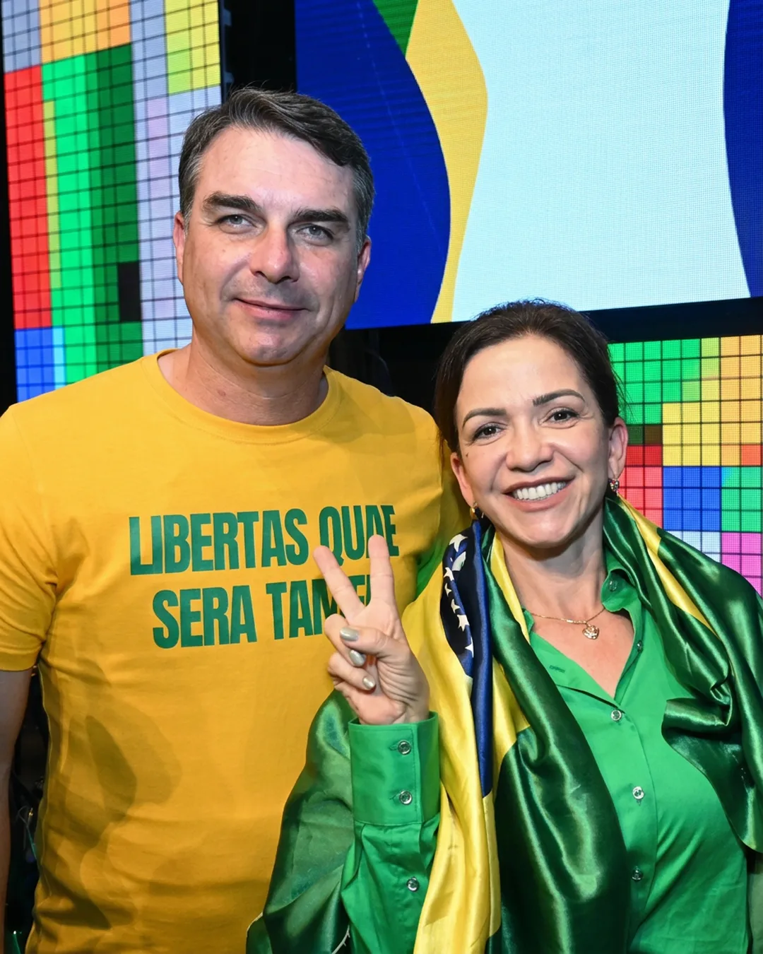 Alê Silva ao lado do senador Flávio Bolsonaro em evento de campanha