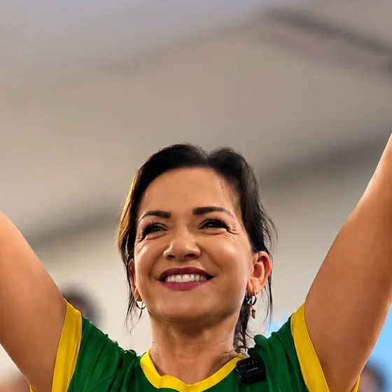 Alê Silva de braços erguidos em ato de campanha